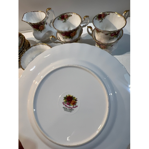 210 - Royal Albert old country roses tea service set inc 6x cups & saucers, 6x side plates, sugar bowl and... 