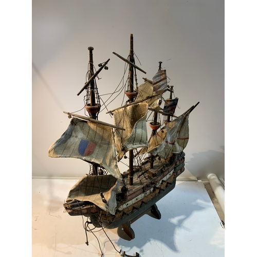 274 - Wooden model of a shape with sails - 45cm long