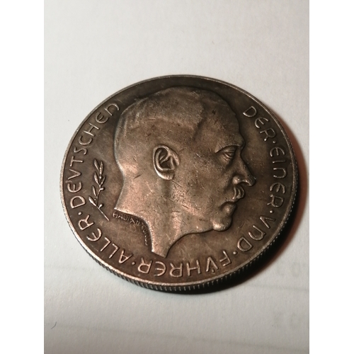 424A - COINS : GERMANY Large WWII coin with portrait of Adolf Hitler on the obverse