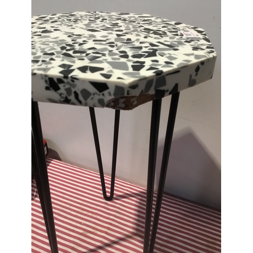 290 - Small table / pot stand