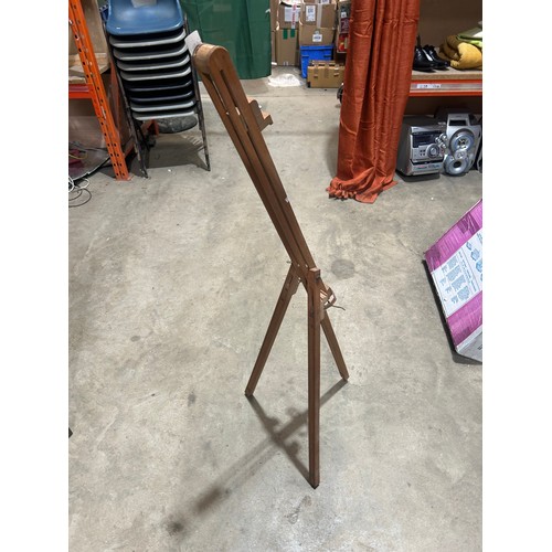 412 - Floor Standing Extendable Easel