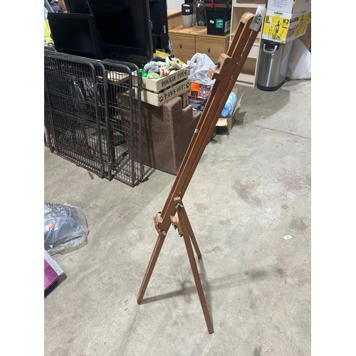 412 - Floor Standing Extendable Easel