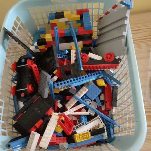 10 - Tub over 1.6kg Lego pieces. Genuine pieces with car parts, blocks and more