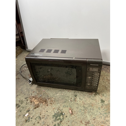 720 - Panasonic inverter microwave in clean & working order