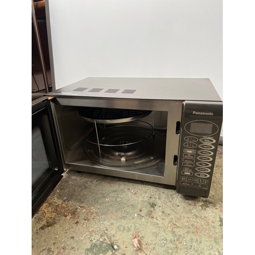 720 - Panasonic inverter microwave in clean & working order