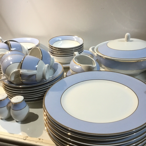 267 - Doulton dinner service set inc serving dishes, gravy boat & stand, 8 cups & saucers, 8 side plates, ... 