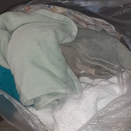 109A - Bag of bedding and towels. Unsorted but looks to be good clean condition.