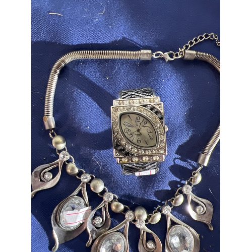 152 - Quartz 2020 watch and metal style necklace