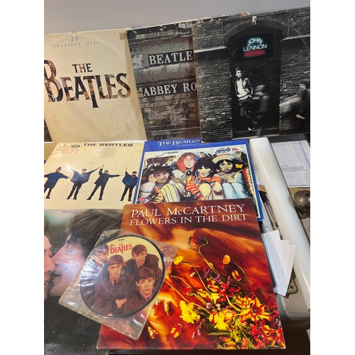 126 - Quantity of vinyl albums - mainly the Beatles, John Lennon and Paul McCartney - also inc Beatles col... 