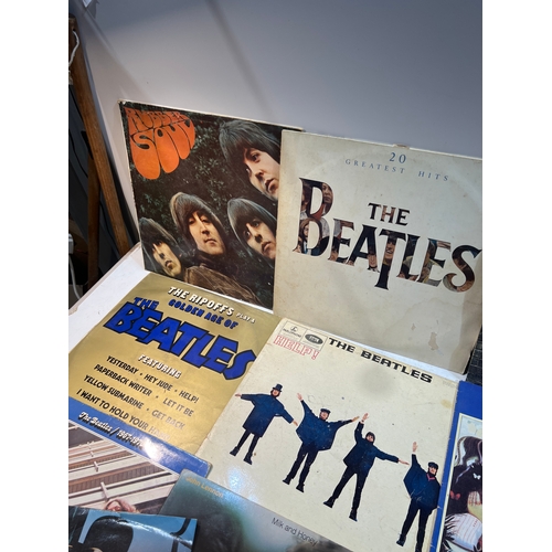 126 - Quantity of vinyl albums - mainly the Beatles, John Lennon and Paul McCartney - also inc Beatles col... 