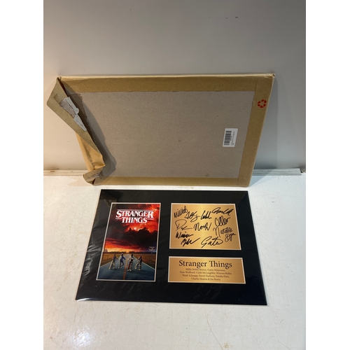 129 - Stranger things display picture with print of signatures - 30x20cm