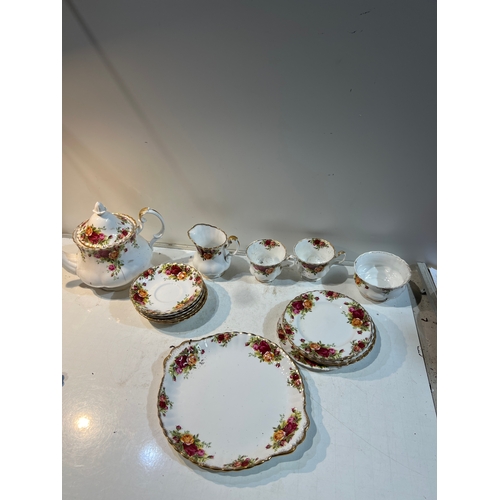 170 - Quantity of Royal Albert old country roses pieces