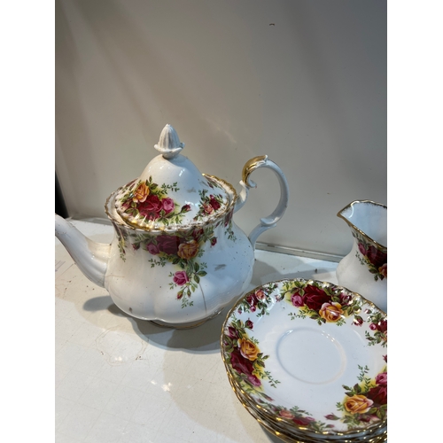 170 - Quantity of Royal Albert old country roses pieces