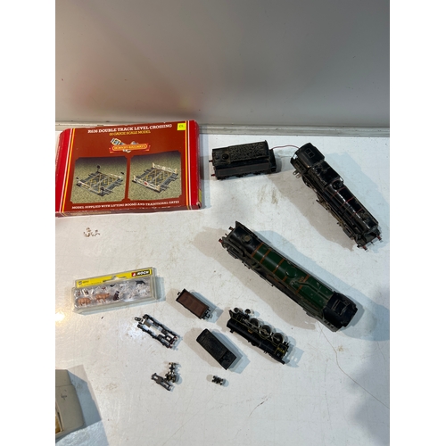 185 - Collectible locomotive lot inc Barnstaple 34005 and one other mechanical train, Noch animal set and ... 