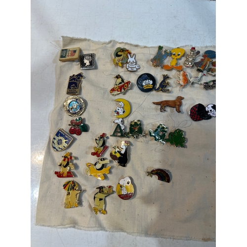 194 - Pin badge collection inc Snoopy and Looney Tunes