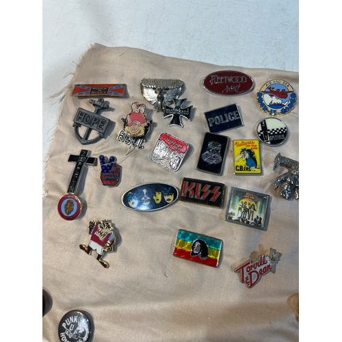 196 - Pin badge collection inc rock n roll Bands like Kiss, Led Zeppelin, Motorhead, fleetwood mac, AC/DC,... 