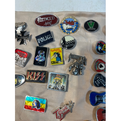 196 - Pin badge collection inc rock n roll Bands like Kiss, Led Zeppelin, Motorhead, fleetwood mac, AC/DC,... 