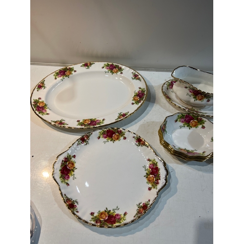 211 - Royal Albert old country roses inc gravy boat & saucer, four small fruit bowls, tea milk jug, sugar ... 