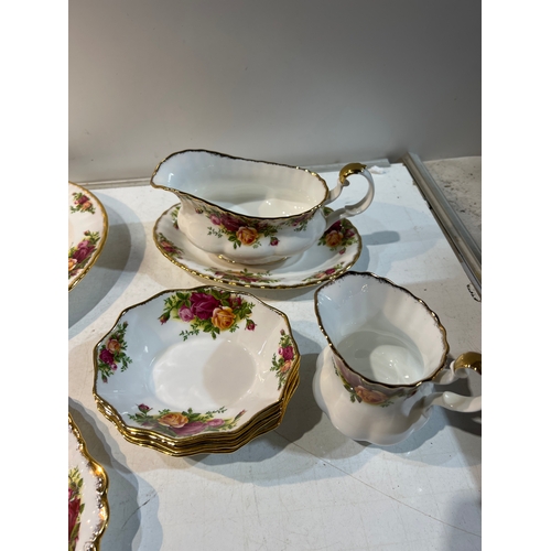 211 - Royal Albert old country roses inc gravy boat & saucer, four small fruit bowls, tea milk jug, sugar ... 