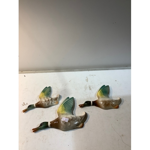 313 - Rare vintage keele street pottery flying ducks