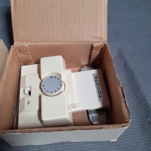 116 - Knitting accessories. Wool winder and Intarsia carriage for K-82A. Original packaging