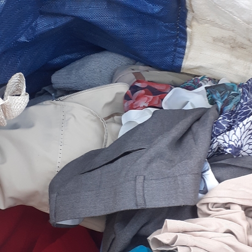 109 - Ton bag around half full of clothes. Mixed mens and ladies. Good condition but may need a freshen up... 