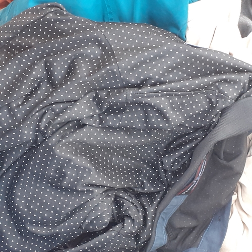109 - Ton bag around half full of clothes. Mixed mens and ladies. Good condition but may need a freshen up... 