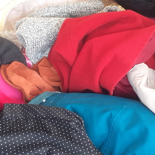 109 - Ton bag around half full of clothes. Mixed mens and ladies. Good condition but may need a freshen up... 