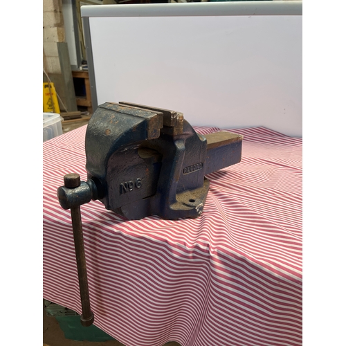 58 - Large Record No6 metal vice - works and runs smoothly