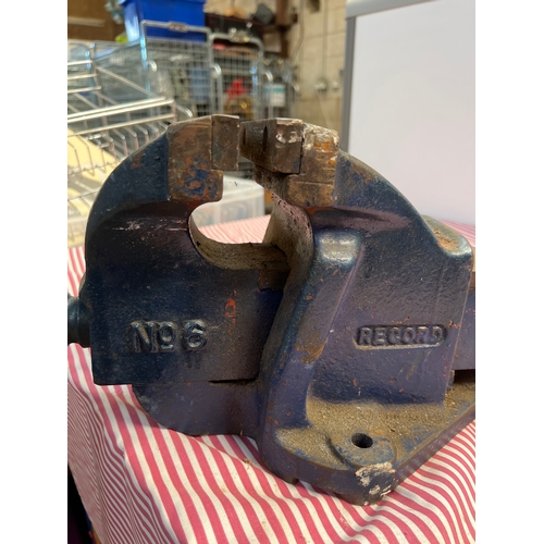 58 - Large Record No6 metal vice - works and runs smoothly