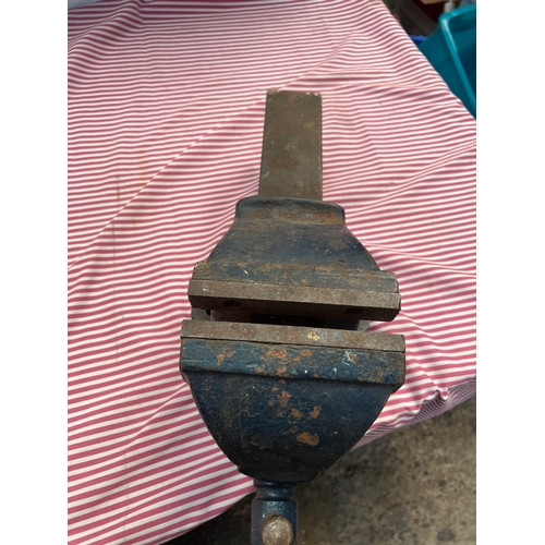 58 - Large Record No6 metal vice - works and runs smoothly