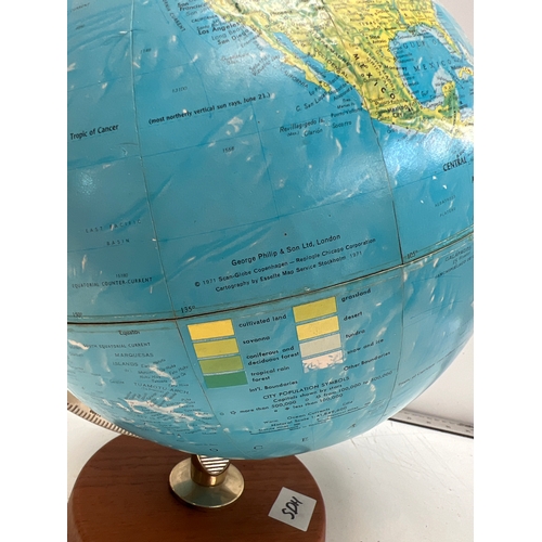 74 - George Philip & Son LTD 1971 scan-globe - Copenhagen made - teak base