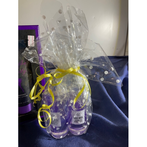 99 - Gift boxed set sex in the city Lust and Body Shop white Musk gift set