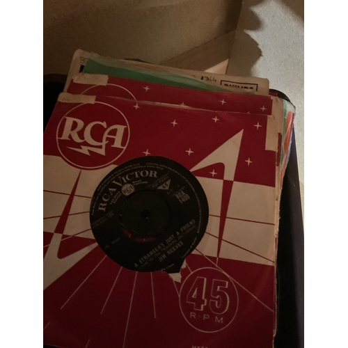 121 - Selection of singles records including Jim Reeves, Val Doonican and more