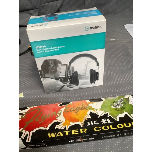 189 - MSH40 headphones plus flying eagle water colour paints