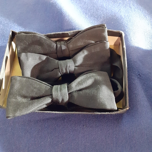 58A - 3 x vintage bow ties. 2 on collar strap and one clip on. Nice condition.