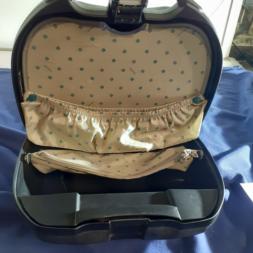 64A - Samsonite hard shell vanity box. Unlocked combination lock. Overall good condition.