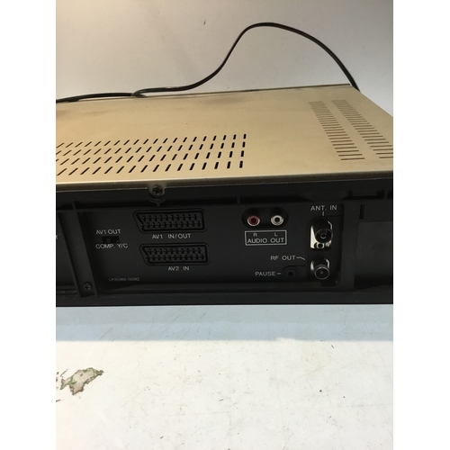 7 - JVC HR-S7500EK Video Recorder and Samsung BD-P1620 Blu-Ray player - untested