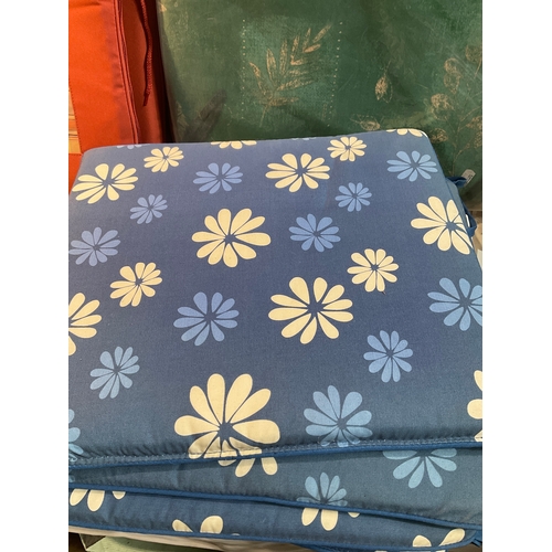 20 - Selection of chair seat cushions 4 rust and check, 4 blue and white floral and 2 green floral