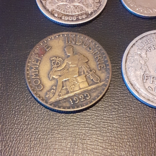 311A - Silver and other collectible coins to include 1906 Krone (eb), 1923 2 Franc coin, 1945 2 Francs and ... 