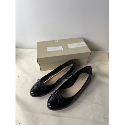 62 - Pair of new size 6.5 Clarks shoes