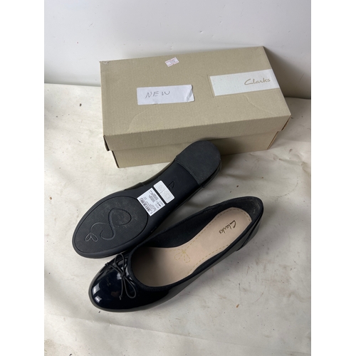 62 - Pair of new size 6.5 Clarks shoes