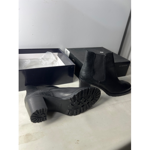 69 - Pair of NEW Dune size 7 black heeled shoes - with box