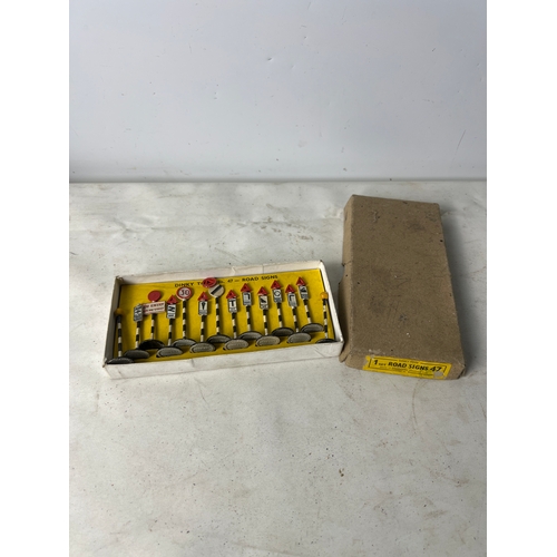 191 - Dinky toys No47 road signs with original box