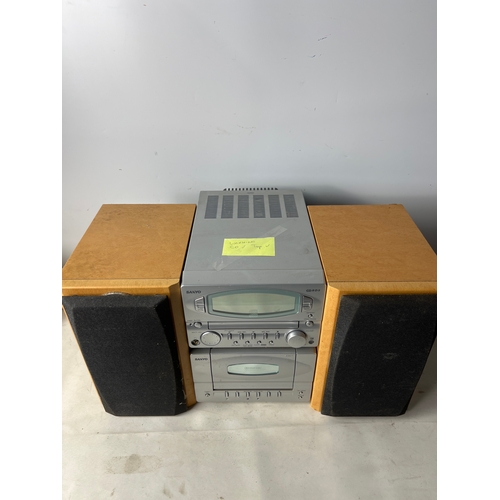 195 - Sanyo JCX-M6CD hifi with speakers - tested & working