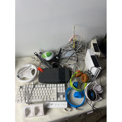 197 - Mixed gaming lot inc Wii’s, Xbox light, gaming keyboard, wii u case and more