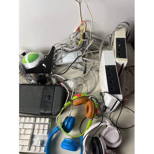 197 - Mixed gaming lot inc Wii’s, Xbox light, gaming keyboard, wii u case and more