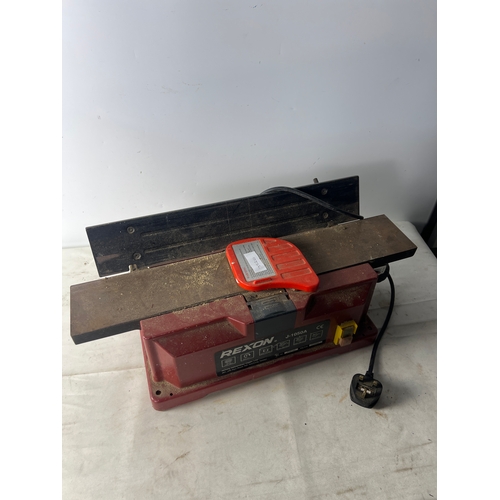 Rexon J-1050a bench top jointer - working