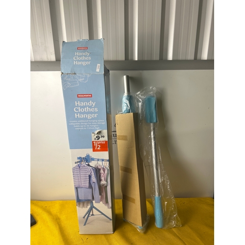 80 - Handy clothes hanger - boxed as new