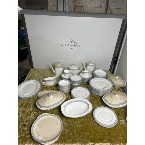 118 - Very large quantity of Royal Doulton Etude pattern dinner service